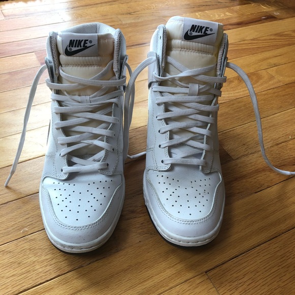 le scarpe nike schiacciare sky hi essenziale delle scarpe da ginnastica poshmark cuneo le scarpe nike schiacciare sky hi essenziale delle scarpe da ginnastica poshmark cuneo